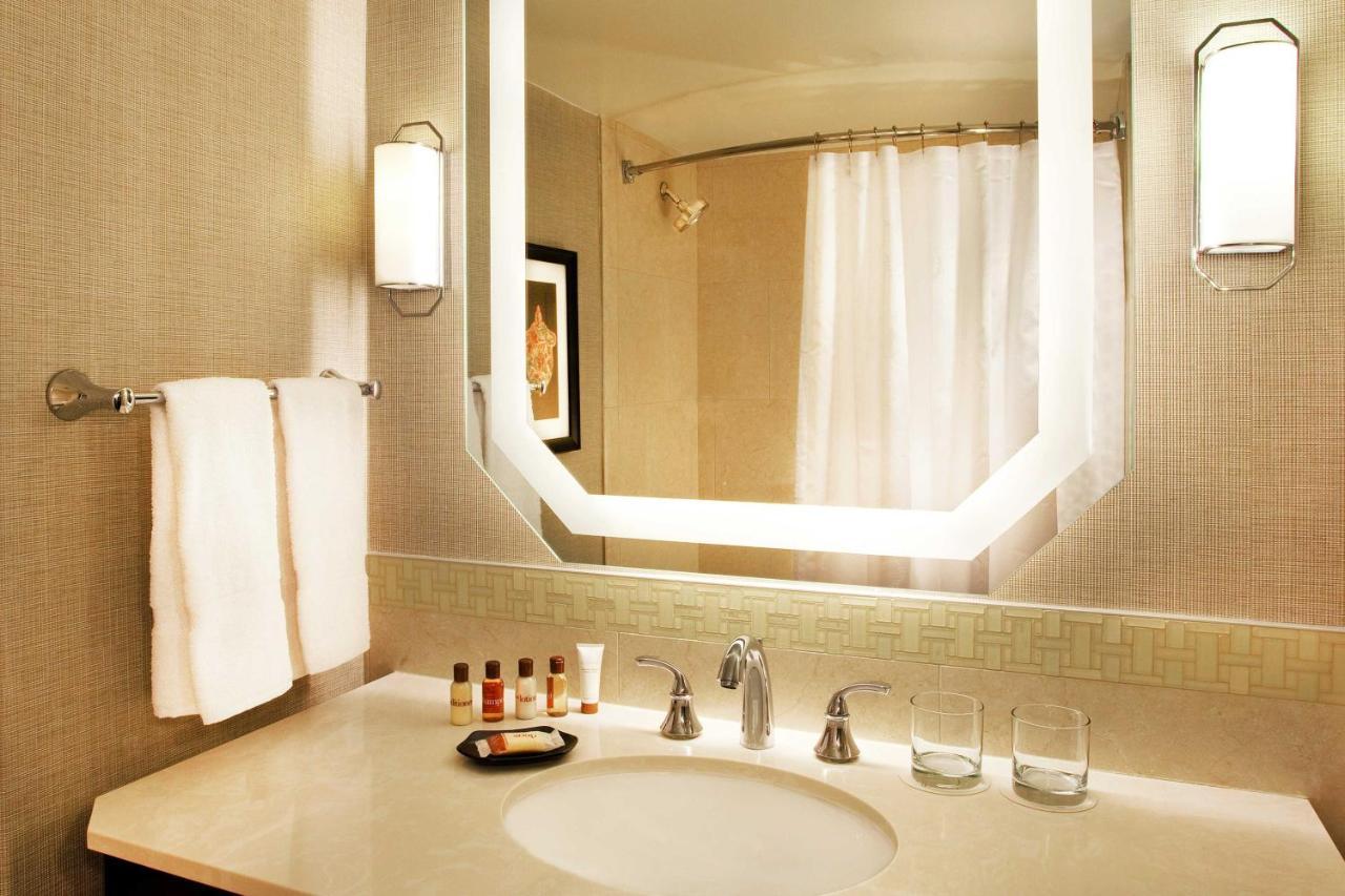 Deluxe Double Room Two Double Beds City View Transfer Shower Mobility Accessible,1187385103:JPEG