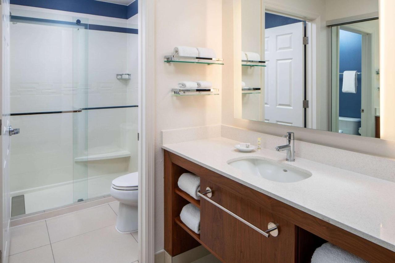 One-Bedroom Suite Queen Roll-In Shower - Mobility Accessible