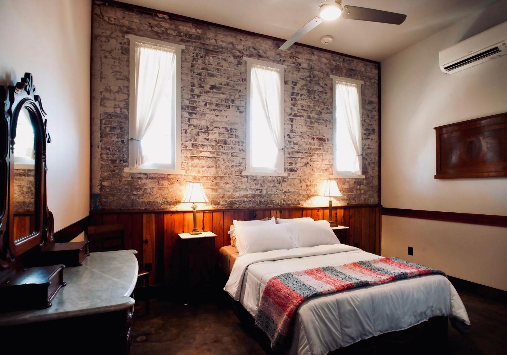 Queen Room,1541355712:JPEG