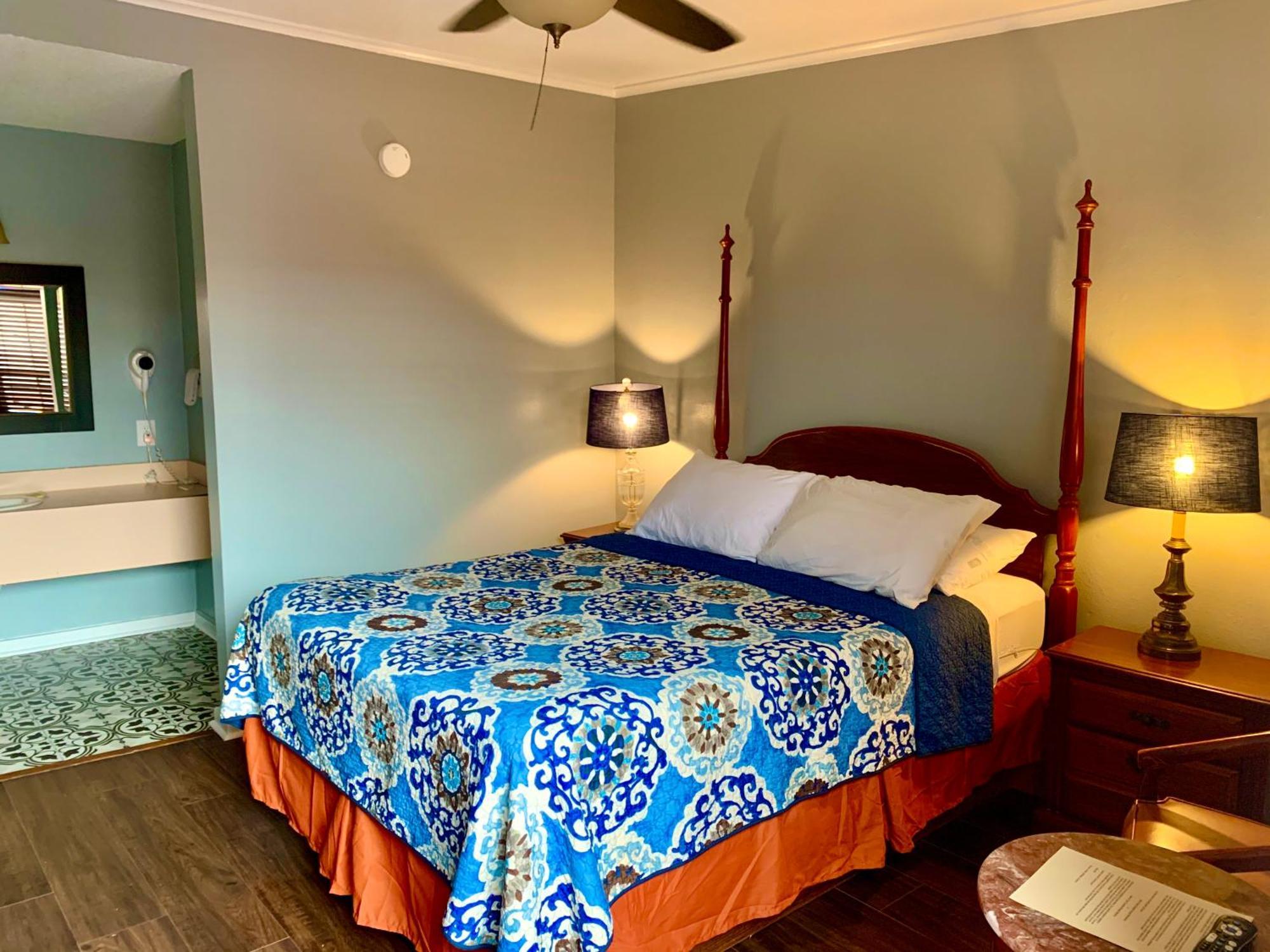 Standard Queen Room