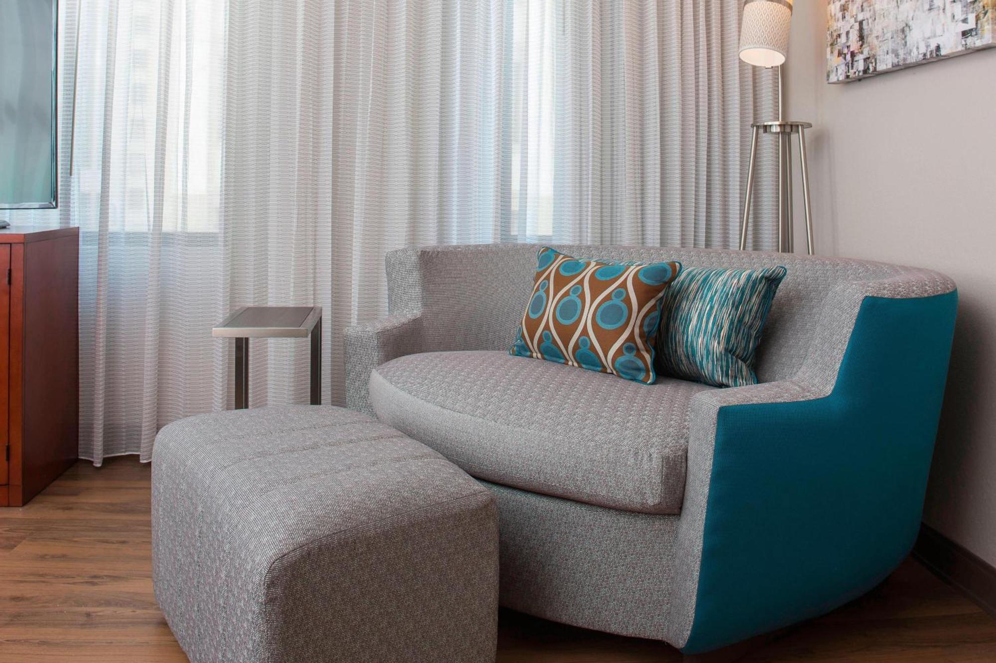 Guest room, 1 King, Common Street view