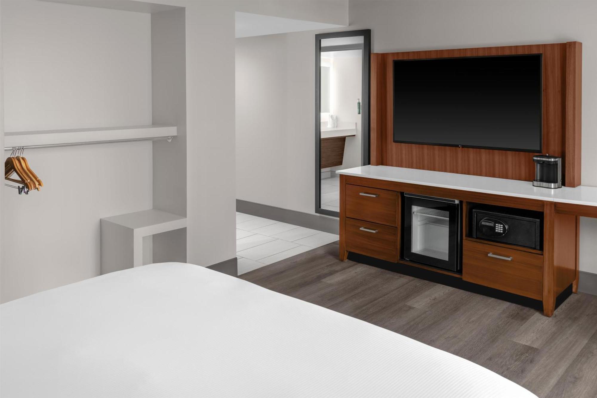 King Room with Bath Tub - Mobility and Hearing Accessible